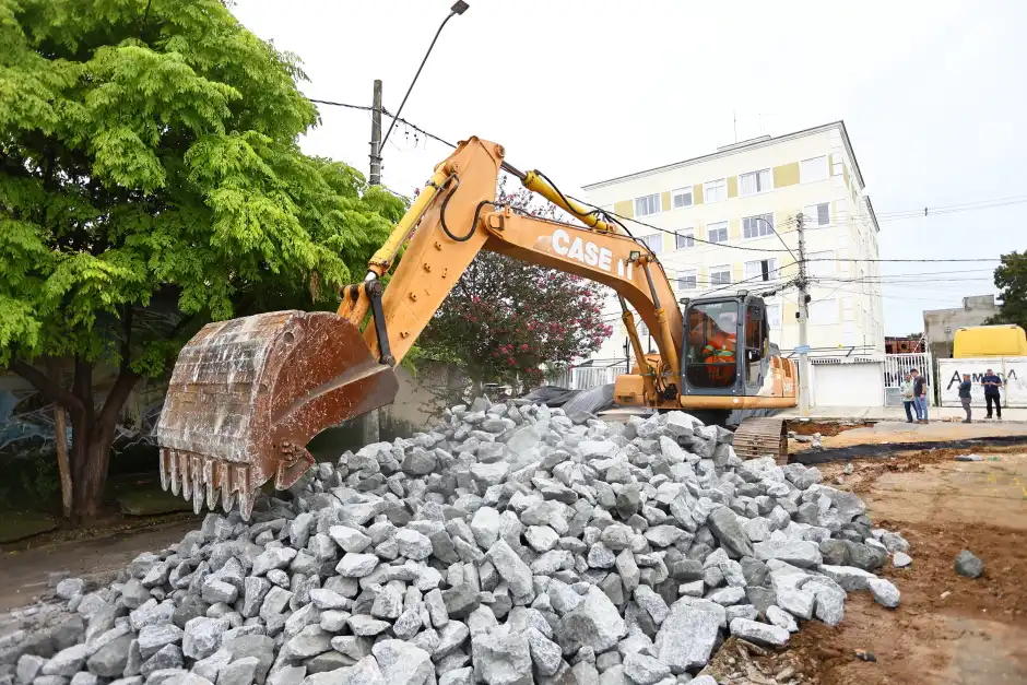 cratera sendo aterrada com pedra no jd imperial em sjc