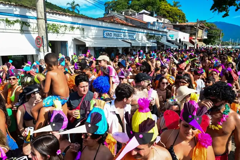 multidão fantasiada no banho da dorotéia em ilhabela