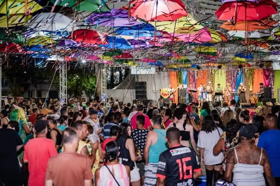 pessoas na rua curtindo o carnaval de caçapava